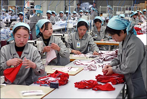 지난 3월 28일 오후 개성공단내 '좋은사람들' 공장에서 북측 여성노동자들이 남녀 속옷을 만들고 있다.